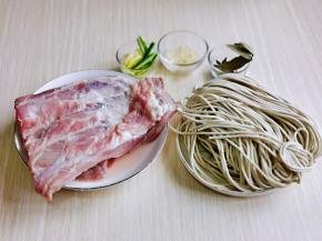 准备食材，精拍洗干净，冷水泡30分钟，多次换水。