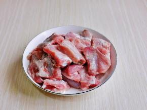 再用食品剪刀把精排剪小块，再次冷水冲洗。