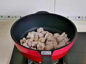 加入淋干水分的精排翻炒。