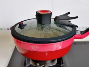 盖上马克西姆微压锅盖子烧开，转小火炖20分钟。