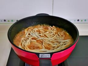 把面条加入锅中，用筷子拌均匀，盖上盖子把面焖熟。