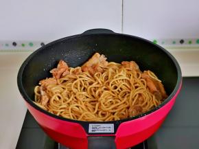 最后把盛出来的一碗汤淋在上面，大火收汁即可关火。（无需收干）