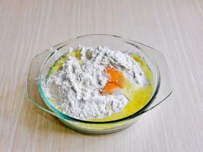 首先将鸡蛋磕入面粉中，2个鸡蛋的重量是133克。