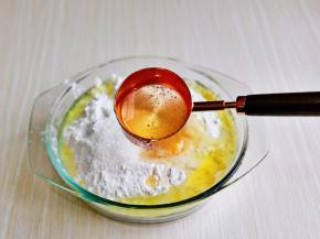 再加入玉米油。