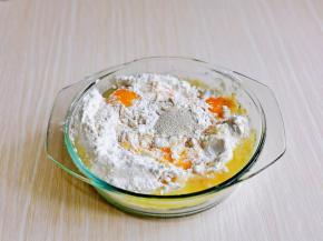 最后加入酵母粉，