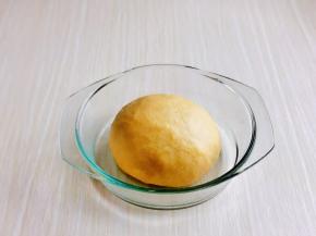 再揉成面团，盖上盖子进行发酵，我用蒸箱发酵的，35度40分钟。（室温发酵也可以，但一定要保持面团的湿度）