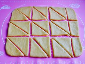 最后再切出三角形，盖上保鲜膜醒发20分钟。