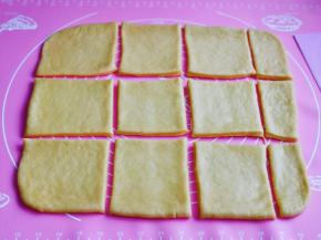 发酵好的面团揉圆排气，再用擀面杖擀成方形，再用切刀切出小方块。