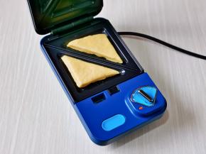 三明治机器预热，放上两块三角形。