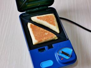 3分钟后自动停止，打开盖子取出喜饼，依次做好。