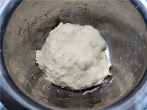 将面粉、鸡蛋、水、盐和糖先简单混合，没有干粉就可以了，不需要很光滑，面团和耳垂差不多软。不同牌子的面粉吸水量不一样，注意水不要一下全倒下去，留5-10克看面团干湿情况再添加。然后盖上保鲜膜放冰箱冰藏。我是上午10点左右和的面团，放到晚上七八点再做的。