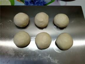 将面团平均分成六份，揉圆。
