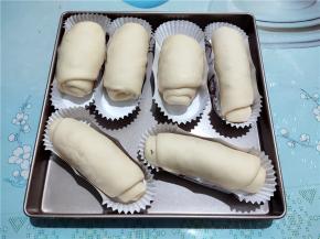 发酵到1.5倍大左右，我没有刷蛋液。烤箱170度预热5分钟。将烤盘送入烤箱中下层，170度烤25分钟左右，具体温度时间根据自己的烤箱调节。10分钟左右注意上色情况及时加盖锡纸。