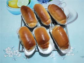 面包烤好后，刷一层椰子油或黄油，表面光亮，同时保水。晾到手温后，装袋密封保存。