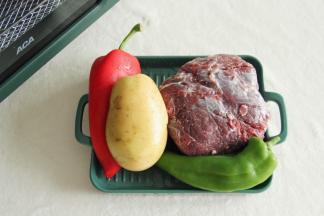 准备材料，青红椒和土豆需要清洗干净。