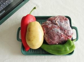 准备材料，青红椒和土豆需要清洗干净。