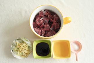 牛肉清洗干净，切成块状，大小尽量一致，不用太大。准备好腌料。姜切姜丝，大葱段不要省略。