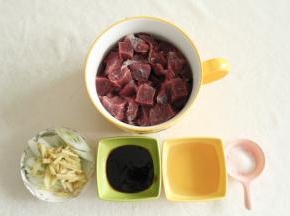 牛肉清洗干净，切成块状，大小尽量一致，不用太大。准备好腌料。姜切姜丝，大葱段不要省略。