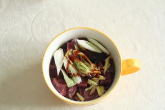 将所有腌料放入牛肉中。戴手套抓匀，腌制2小时以上。