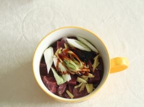 将所有腌料放入牛肉中。戴手套抓匀，腌制2小时以上。