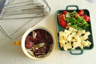 将腌制好的牛肉块取出（天热可以冷藏腌制），青红椒去柄去籽切块。土豆去皮切块（最好焯一下水，更容易烤熟）。可以用烤钎也可以用竹签。