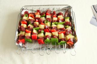 如图，青椒、牛肉、土豆、红椒顺序排好串在烤钎上即可。放在垫好锡纸的烤篮里。