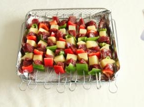 如图，青椒、牛肉、土豆、红椒顺序排好串在烤钎上即可。放在垫好锡纸的烤篮里。