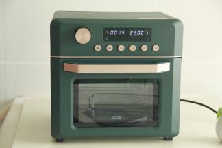 咱们先将高颜值的ACA空气炸烤箱EAF18A取出，230度空烤15分钟。然后就可以准备串烤肉啦！新宠需要从空烤开始，等了你很久啦！