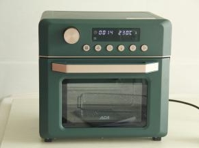 咱们先将高颜值的ACA空气炸烤箱EAF18A取出，230度空烤15分钟。然后就可以准备串烤肉啦！新宠需要从空烤开始，等了你很久啦！