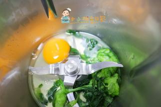 菠菜焯水后过一下冰水然后加入一个冰鸡蛋一起打泥，菠菜一定要拧干水分，熟菠菜叶60g 鸡蛋50g