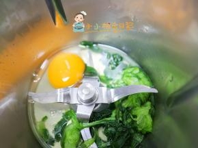 菠菜焯水后过一下冰水然后加入一个冰鸡蛋一起打泥，菠菜一定要拧干水分，熟菠菜叶60g 鸡蛋50g