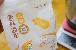 准备好面粉也可以用低筋面粉来做会很松软