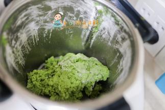 菠菜泥110g 面粉210g 酵母2g 植物油5g混合揉匀