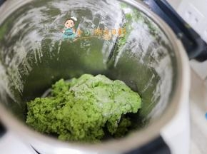 菠菜泥110g 面粉210g 酵母2g 植物油5g混合揉匀