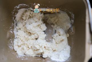 白色的面团一岁内用配方奶来做面粉200g 牛奶/配方奶液85g 酵母1.5g 植物油5g