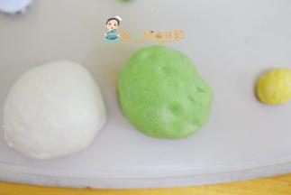 黄色的我是用白色面团混合南瓜粉做的，揉好了是这样的盖保鲜膜静置10分钟