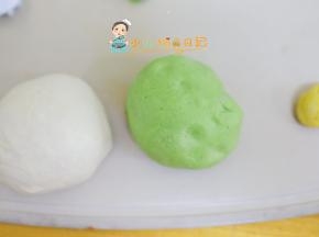 黄色的我是用白色面团混合南瓜粉做的，揉好了是这样的盖保鲜膜静置10分钟
