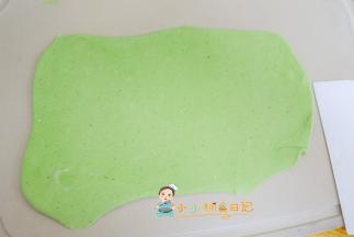 用擀面杖擀开成长方形