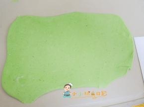 用擀面杖擀开成长方形