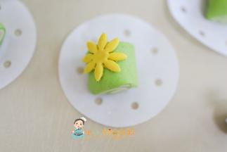 贴在绿色的刀切上