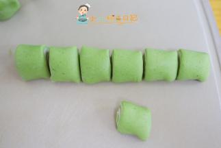 把面皮卷起来然后搓一搓切成刀切