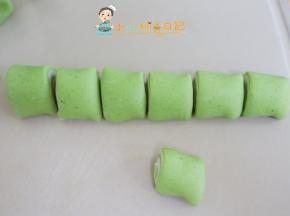 把面皮卷起来然后搓一搓切成刀切