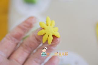 黄色的擀开后用模具压出一朵花