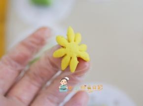 黄色的擀开后用模具压出一朵花