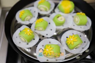 锅里放一些温水盖上盖子发酵至两倍大，可以发酵前跟发酵后拍照对比