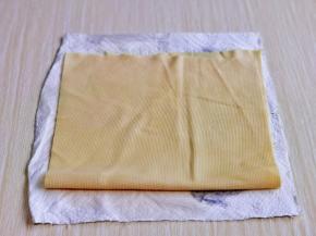 泡好的豆皮挤干水分，再用厨房用纸擦干。