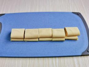 把豆皮卷起来，再切小块。