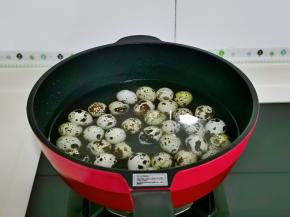 之后我们煮鹌鹑蛋啦，鹌鹑蛋洗干净后冷水入锅，大火烧开后，转中火煮5分钟，焖2分钟。