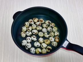 热水倒掉，冷水反复冲，再用冷水泡5分钟。