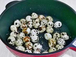 将锅中的水倒掉，盖上盖子，两手捏紧两侧，用力上下摇动，鹌鹑蛋的皮全部裂开啦！再次冲洗干净。